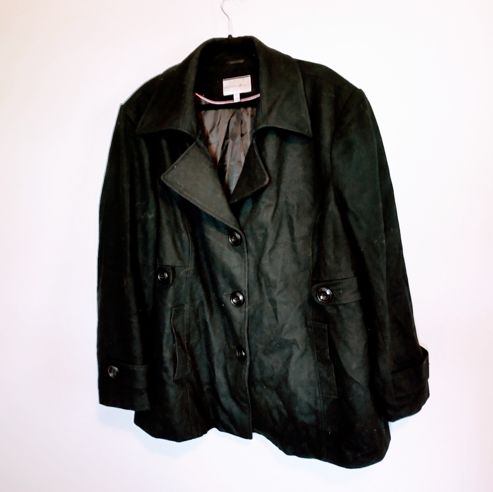 Fashion bug black peacoat size 3x. Has detailed buttons and lining, some piling